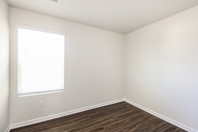 Building Photo - Beautiful New Construction, 15 Minutes to ...