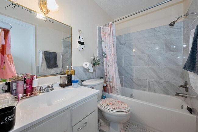 Building Photo - 12223 Sharpview Dr