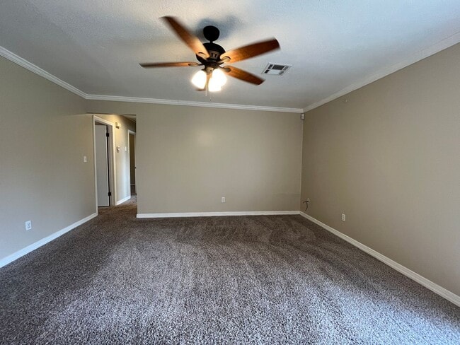 Building Photo - 3 Bedroom 2 Bathroom House!