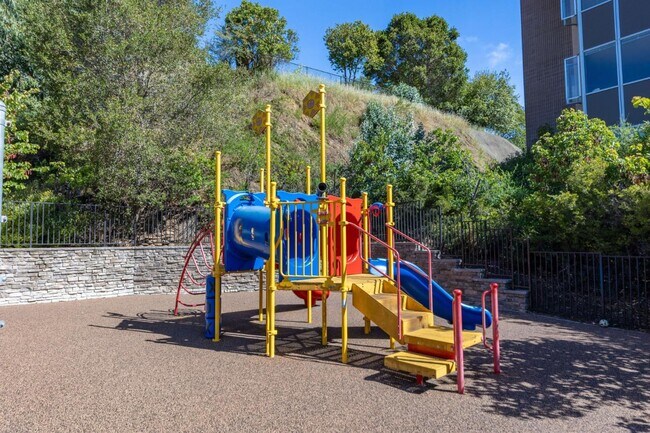 Building Photo - 200 Live Oak Way