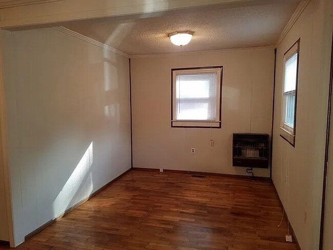 Building Photo - 2 Bedroom 1 bathroom