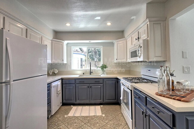 Building Photo - 2585 Warbler Ave