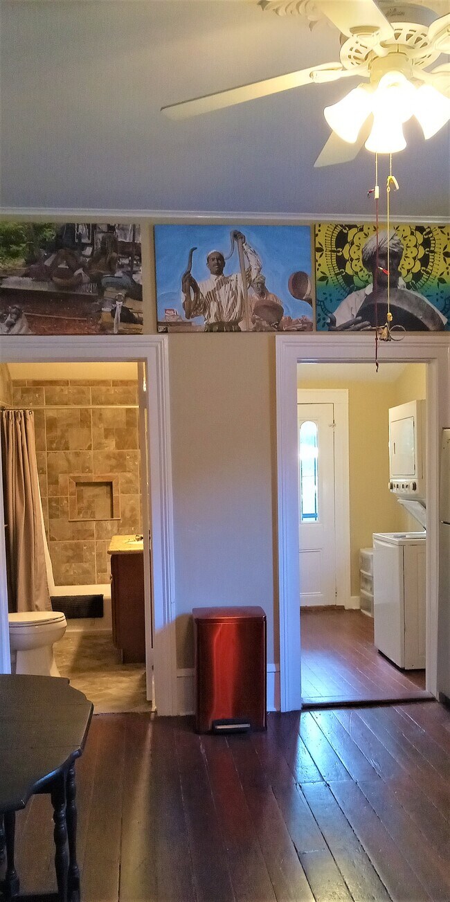 Building Photo - 1010 Louisa St