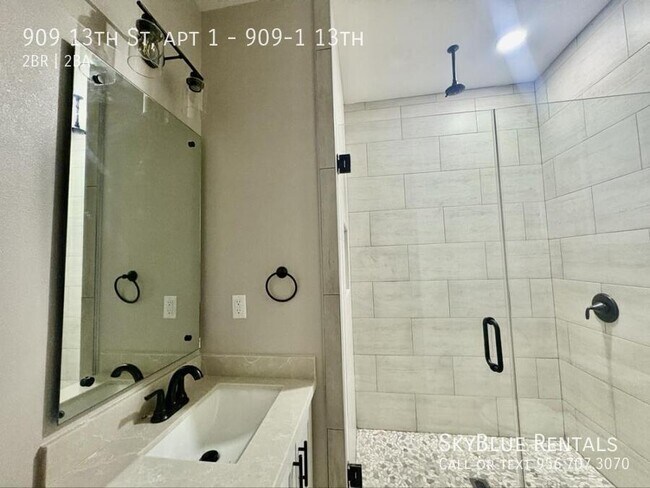 Building Photo - 909 E 13th St