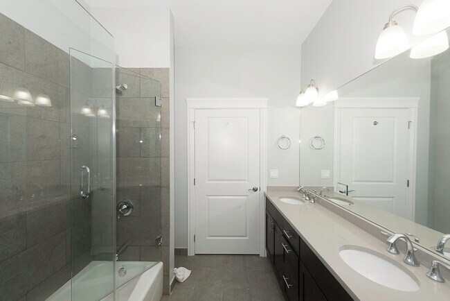 Building Photo - 520 N Western Ave