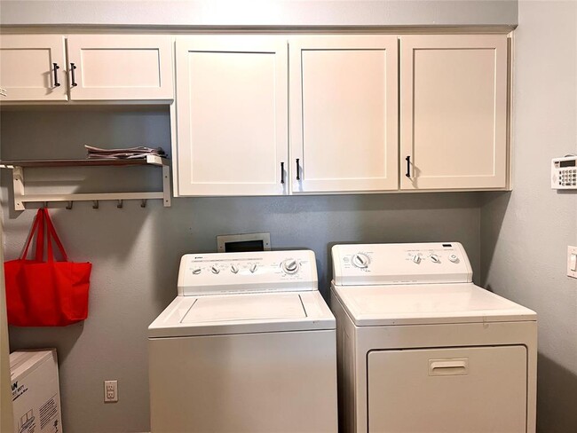 Building Photo - 10608 Spicewood Club Dr