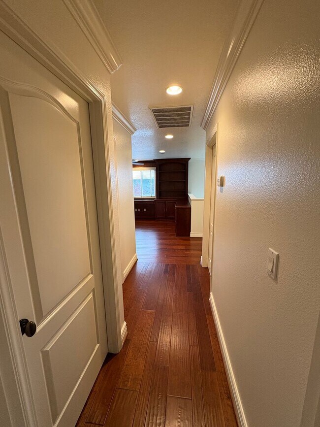 Building Photo - Two story home in NW Visalia Rent Ready!