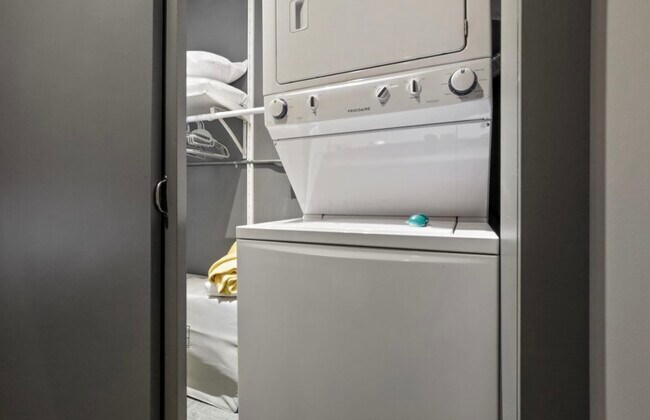 Building Photo - 974 N High St