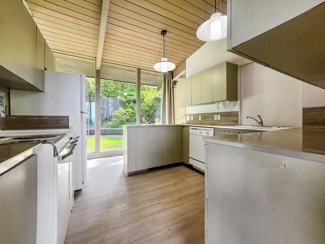 Building Photo - Vintage architectural home looking over Seattle and Bellevue metropolitan skyline.