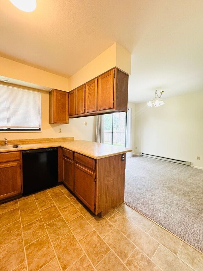 Building Photo - NEW Paint & Carpet! Cozy 2 Bedroom duplex ...