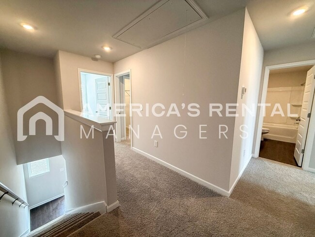 Building Photo - Escape to Lakeside Living in Lincoln! Available to View Now!