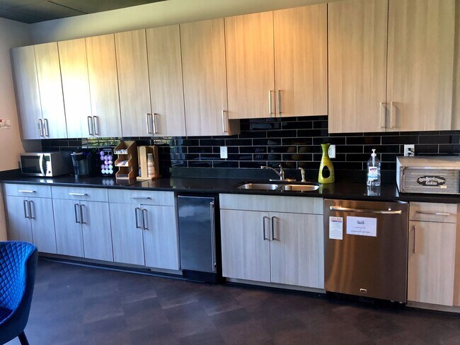 Building Photo - 3 Bedroom Apartment in University Village