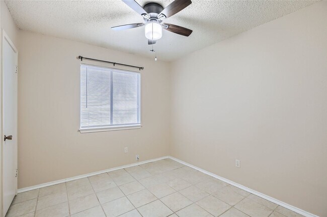 Building Photo - Cozy Single Story!!