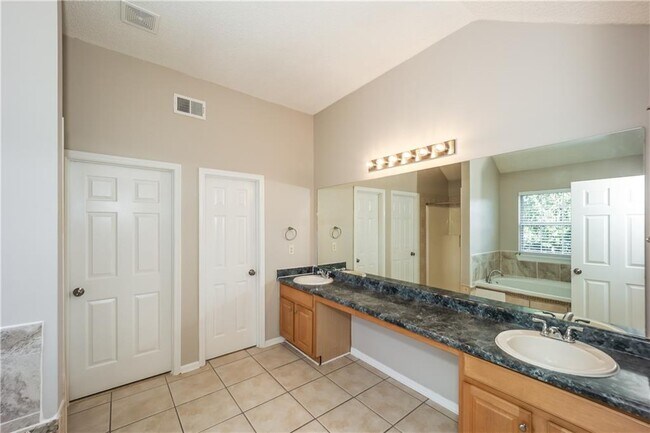Building Photo - 5176 Round Table Dr