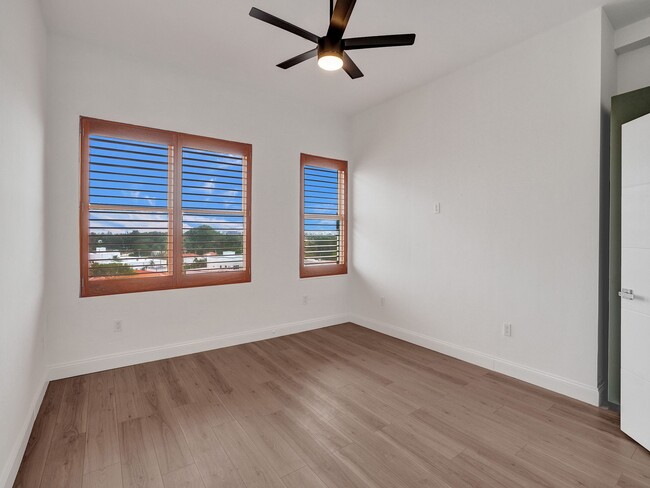 Building Photo - 2421 Lake Pancoast Dr