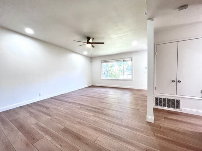 Building Photo - Updated and Move-In Ready 3BD/2BA, Single-...