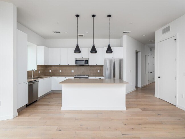 Building Photo - 800 Embassy Dr