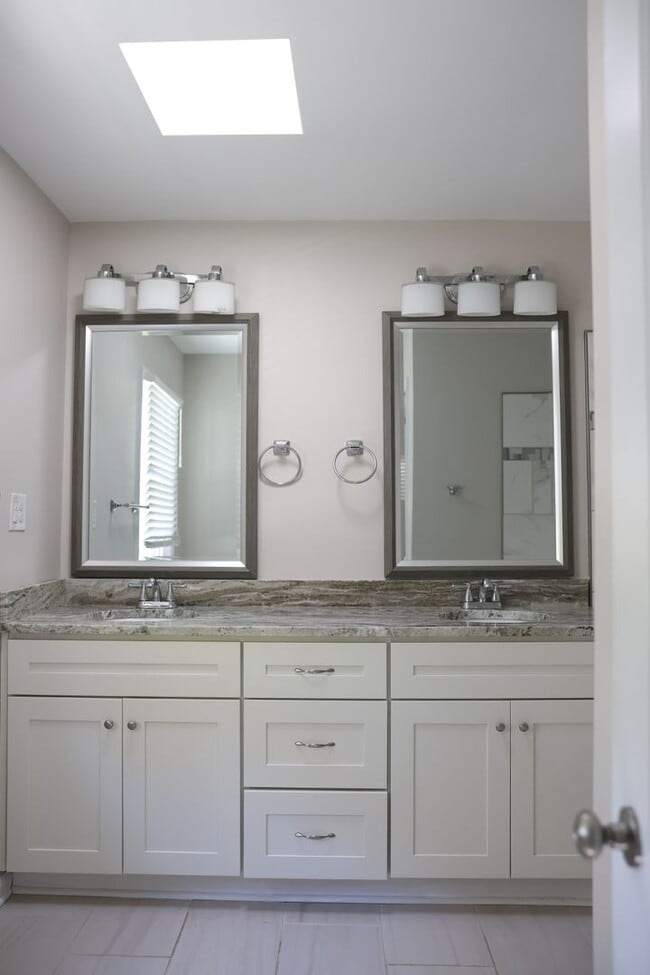 Building Photo - Fabulous neighborhood 4 BR home right on Elizabeth Lake