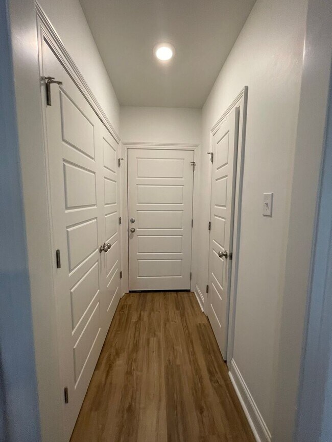 Building Photo - 3 Bedroom Garden Home in Stonelake Village...