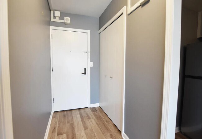 Primary Photo - 555 E William St