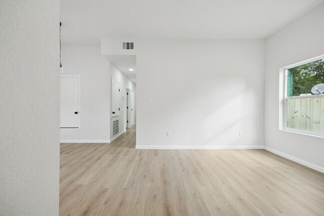 Building Photo - 422 New Hampshire St