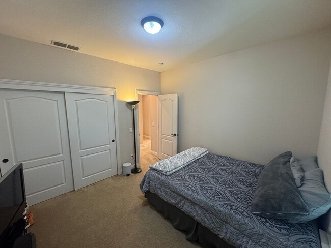 Building Photo - 5 Bed / 3.5 Bath | Elk Grove Single Family...