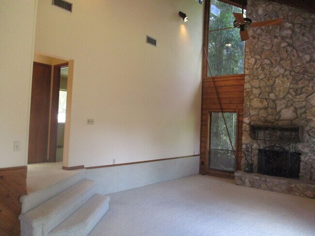 Building Photo - ( Oakcrest) 3/ 2 spacious home