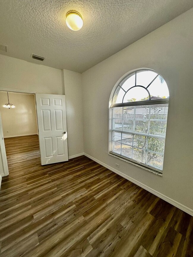 Building Photo - *Move In Ready* Bright & Spacious 3BR/2BA Home with Open Layout & Huge Backyard in Orlando