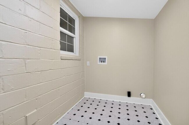 Building Photo - Charming 2BD/1BA Home Near Lakewood Park!