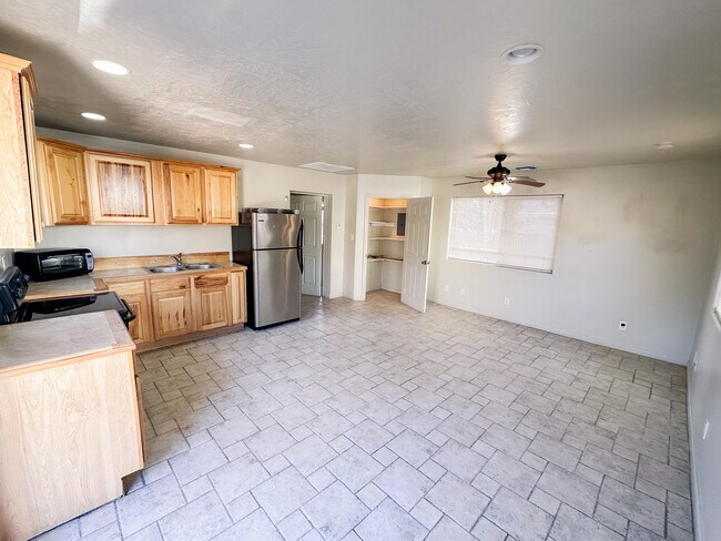 Building Photo - 29 E 300 N