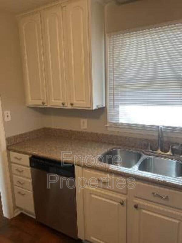 Building Photo - 6555 English Oaks Dr