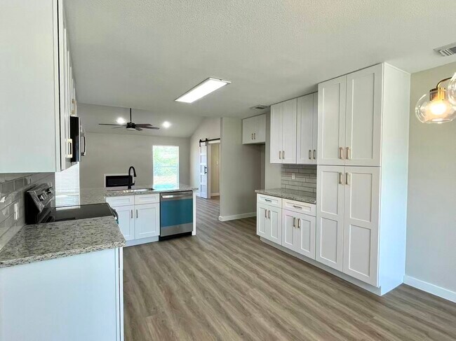 Building Photo - 2910 Cherry Hills Dr