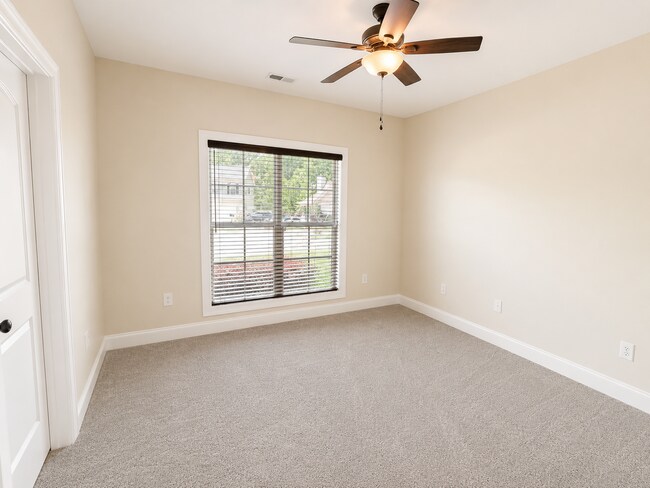Building Photo - Spacious & Beautifully Maintained Home in a Quiet Cul-De-Sac
