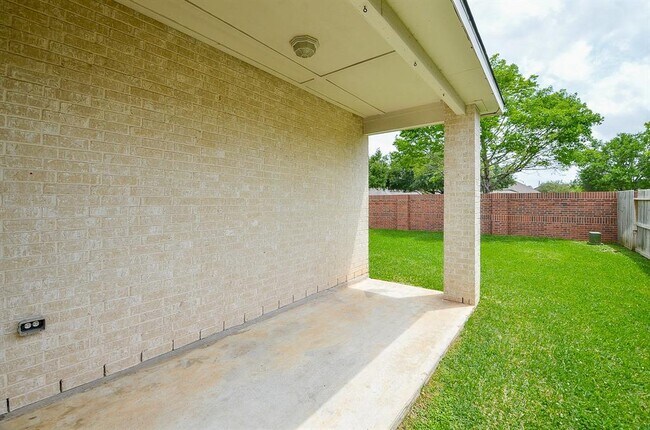 Building Photo - 3911 Fallsbrook Ct