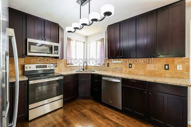 Building Photo - 1144 E 12th Ct