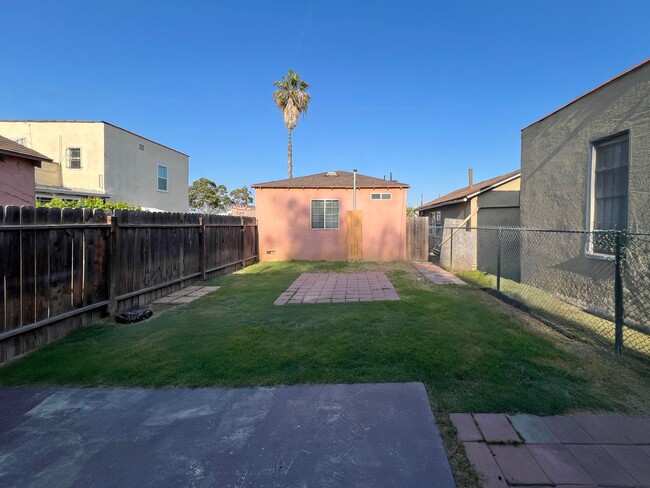 Building Photo - **5886 Lemon Ave Long Beach** 2 Bedroom 1 ...