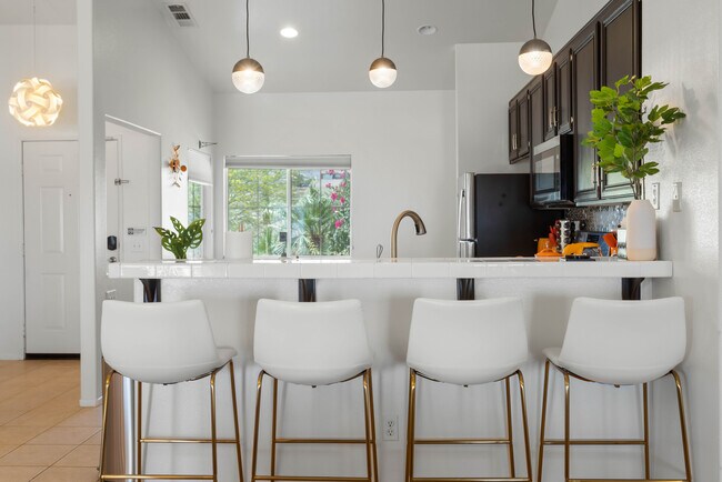 Building Photo - Hilltop Hideaway