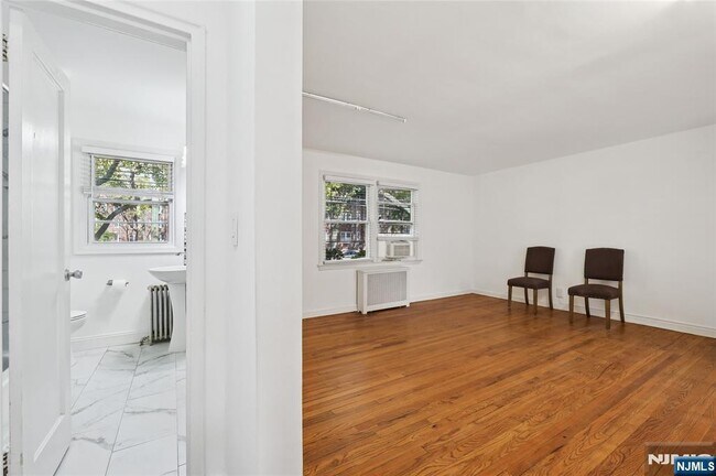 Building Photo - 25- 18 High St