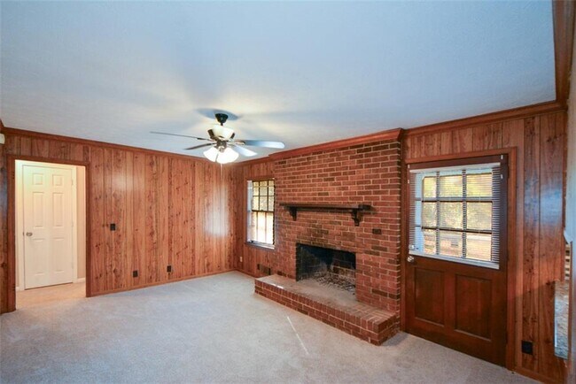 Building Photo - 1316 White Oak St SE