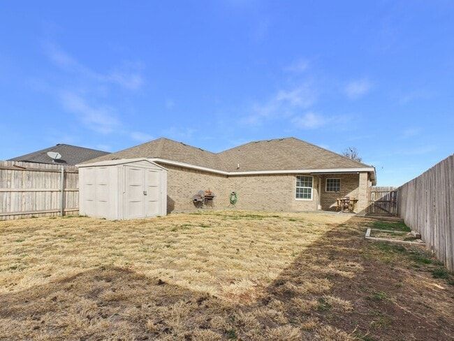 Building Photo - 4 bedroom in City View!