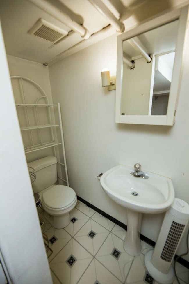 Building Photo - 2026/2027 JHU off-campus Renovated Charles Village 5bd/2ba w/ W/D & CAC Available 6/9/26