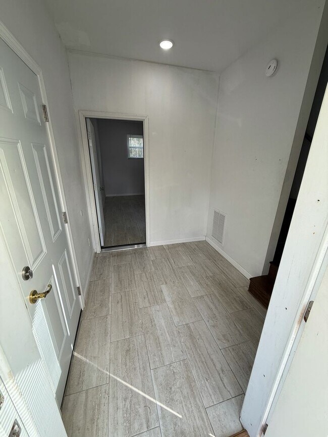 Building Photo - Spring Special! ONE MONTH FREE RENT! Moder...
