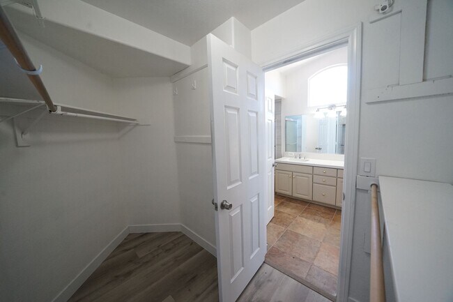 Building Photo - SHOWINGS AVAILABLE NOW