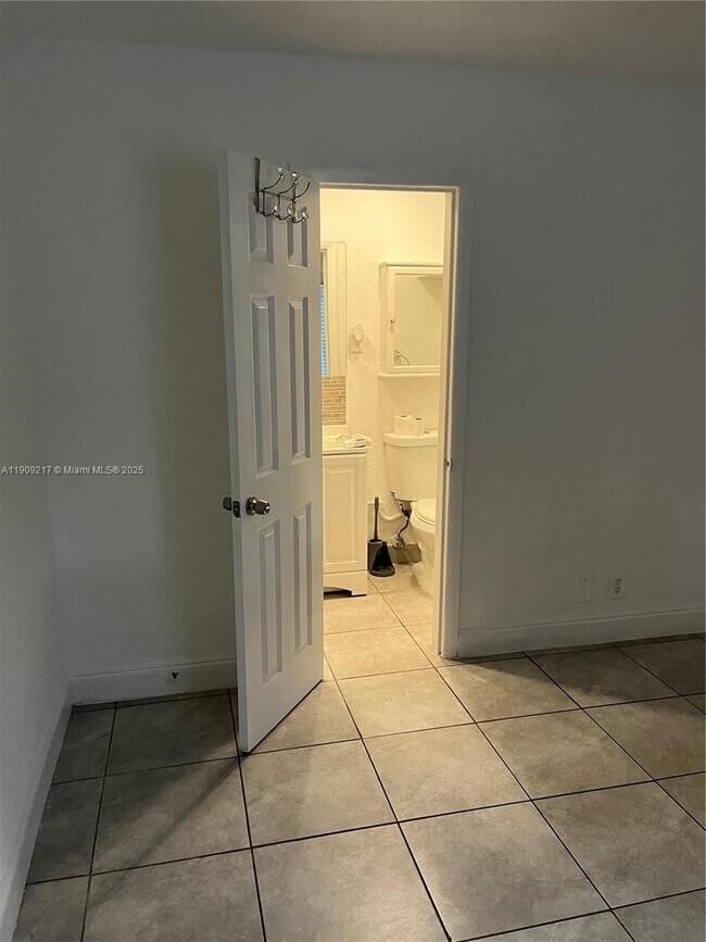 Building Photo - 1625 NW 9th Ave