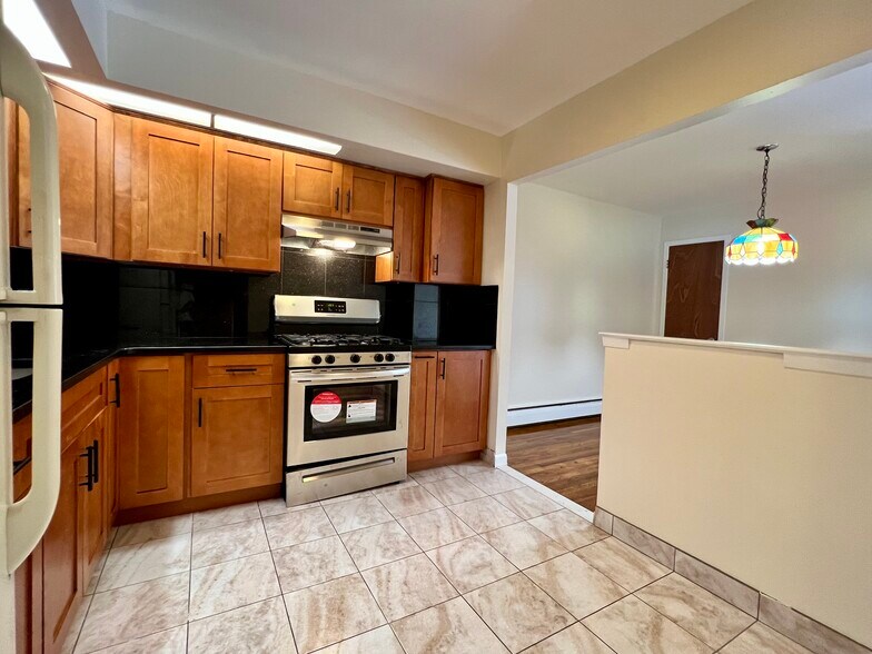 Eat-in kitchen - 14435 38th Ave