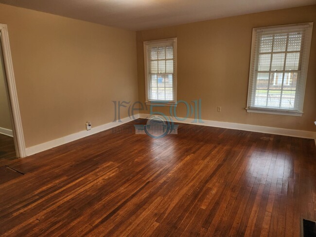 Building Photo - Great Find in Hillcrest! 2BR & 1 BA