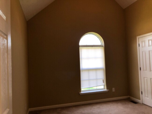 Building Photo - 3 bedroom 2 bath with unfinished Area-Storage