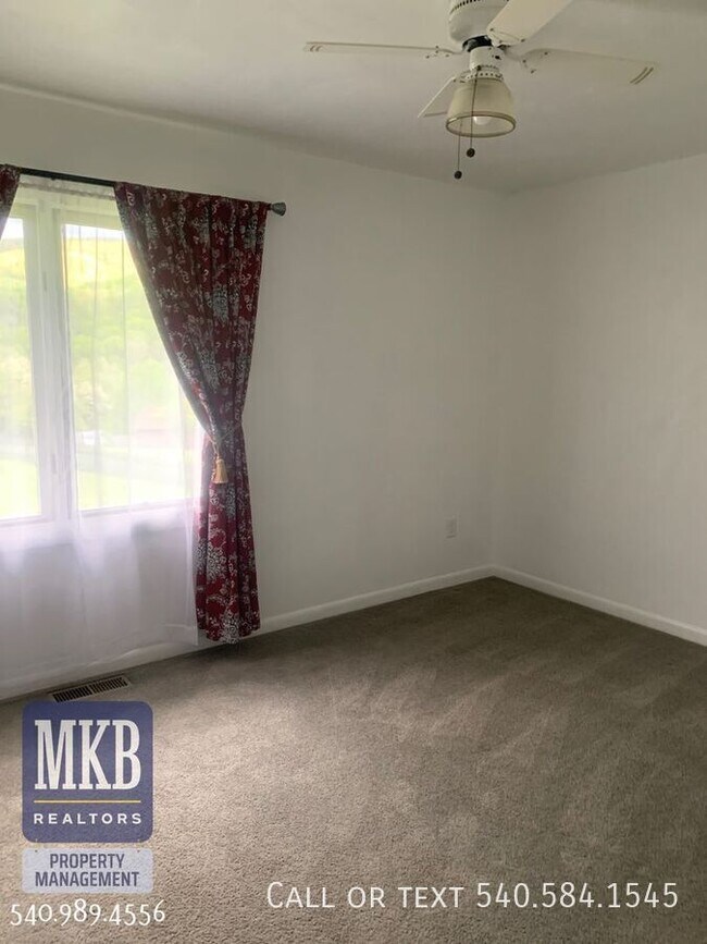 Building Photo - 7847 Forest Edge Dr