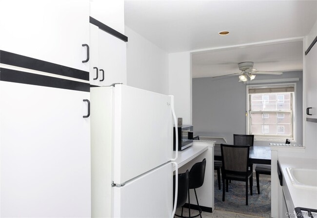 Building Photo - 84-39 153rd Ave