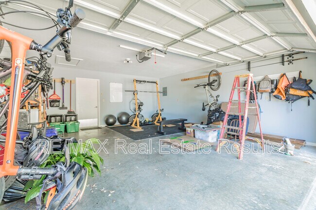 Building Photo - 2549 E Lancer St